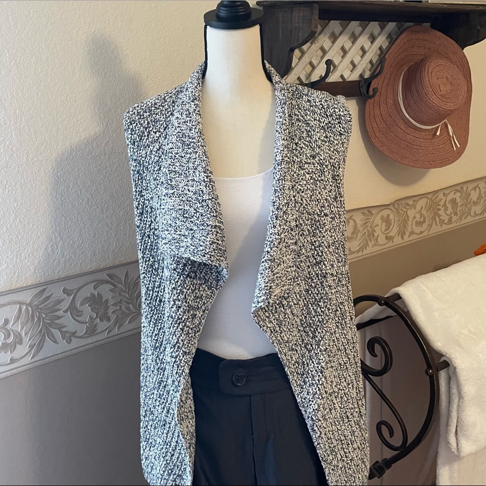 Jones New York -Sleeveless open front long sweater has blue, black& cream colors